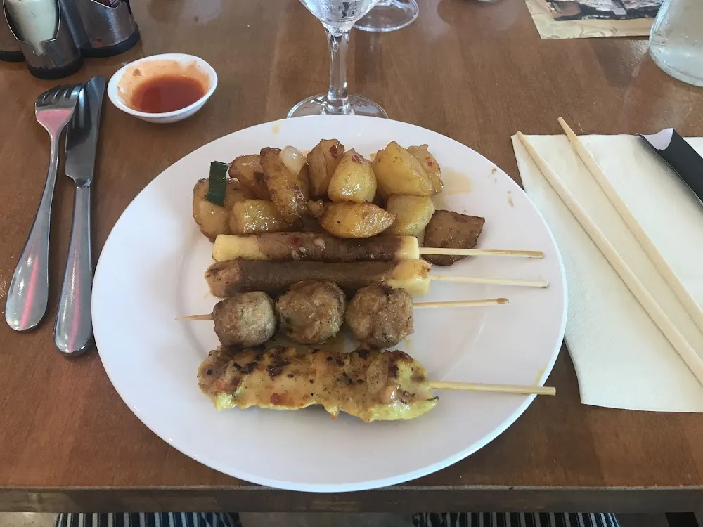 Assiettes de Brochettes Et Pommes de Terre Sautées